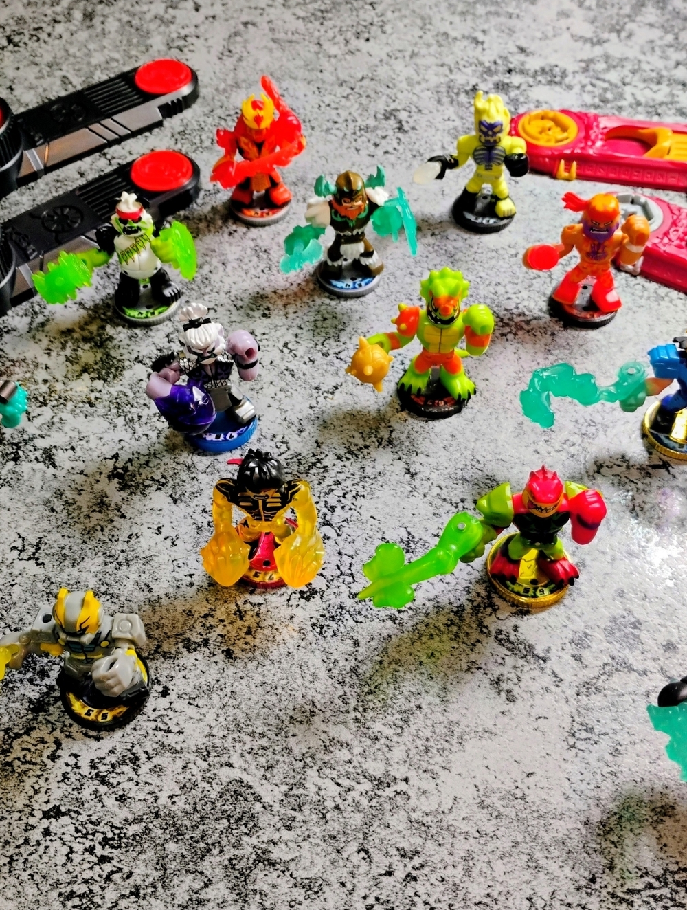 Akedo Ultimate Arcade Warriors with Controllers & 13 Figures